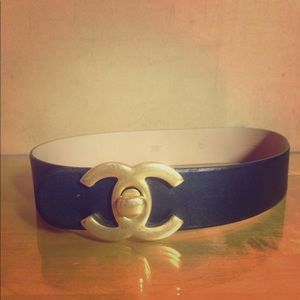 Vintage Chanel belt (80s)